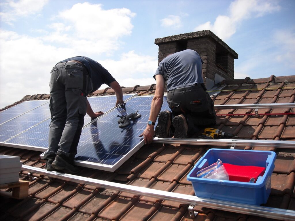 Homens trabalhando em painel solar