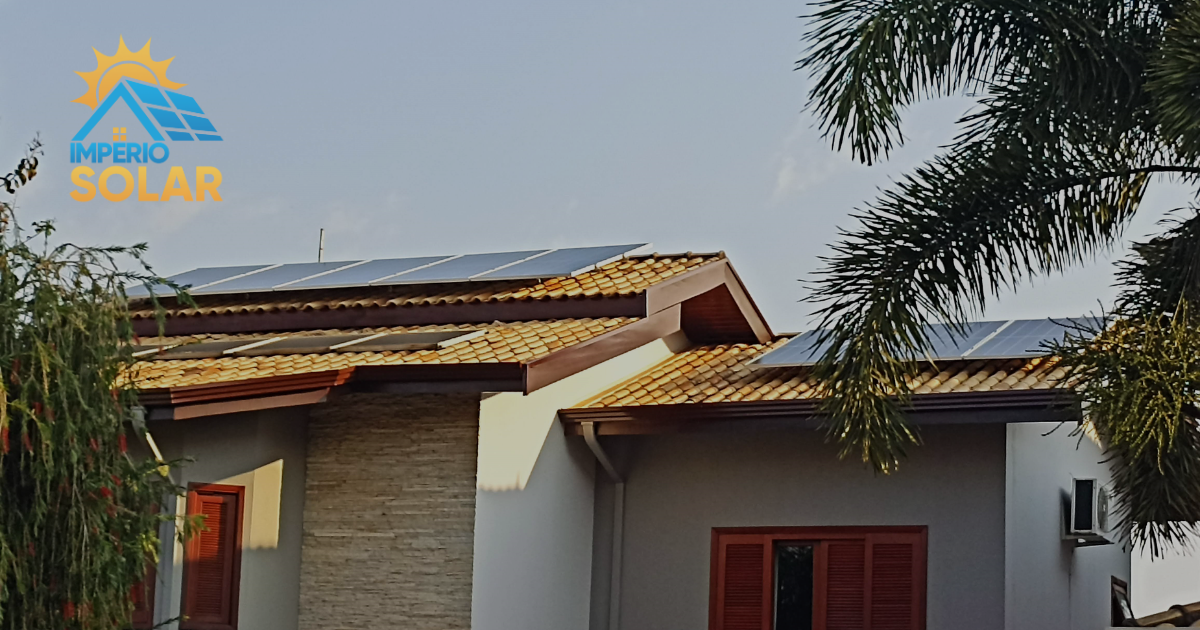 Telhado colonial cerâmico cheio de recortes e inclinações no Residencial Paineiras, em Paulínia. Veja como microinversores Hoymiles garantiram 650 kWh/mês.