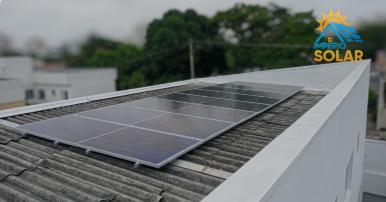 Veja como uma residência no Parque Continental aliou a tranquilidade verde do bairro à independência da energia solar para driblar os reajustes da Enel SP.