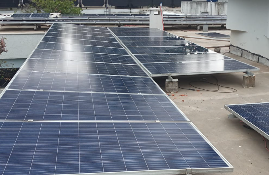 Módulos Canadian Solar 460W reinstalados com novo layout e inclinações corrigidas em laje comercial na Zona Sul de São Paulo