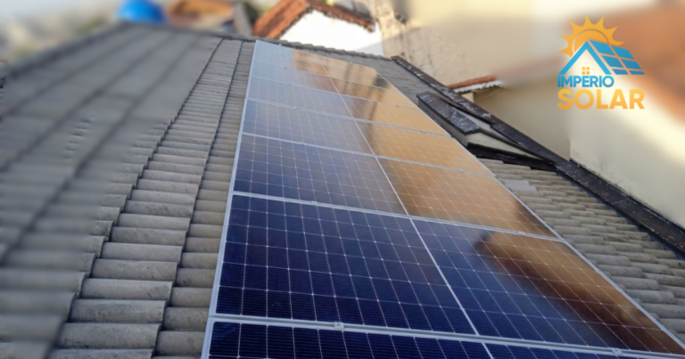 Projeto residencial de energia solar entregue na Vila Nivi, SP. Com um sistema fotovoltaico de 4 kWp instalado sob medida, este cliente blindou sua casa contra a inflação energética e garantiu autonomia. Confira a ficha técnica, os equipamentos utilizados.