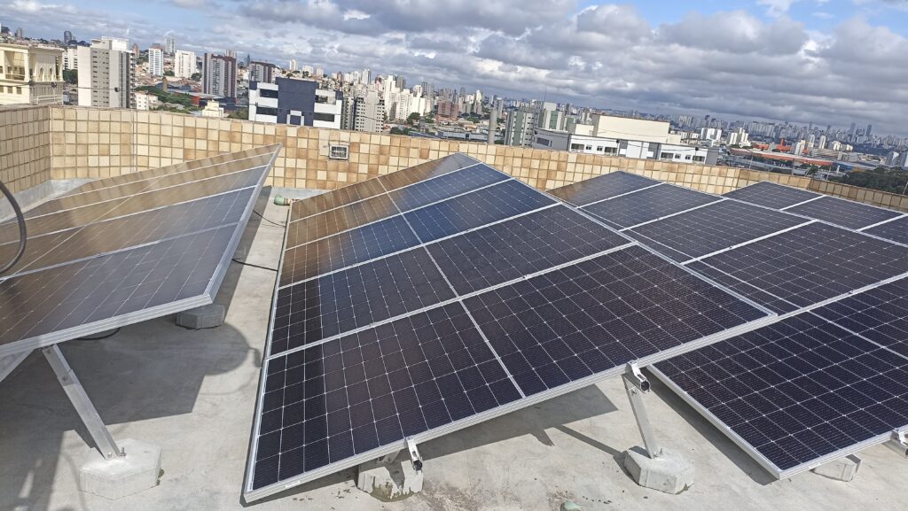 88 painéis solares Xpower de 505W instalados no telhado do condomínio empresarial em São Paulo