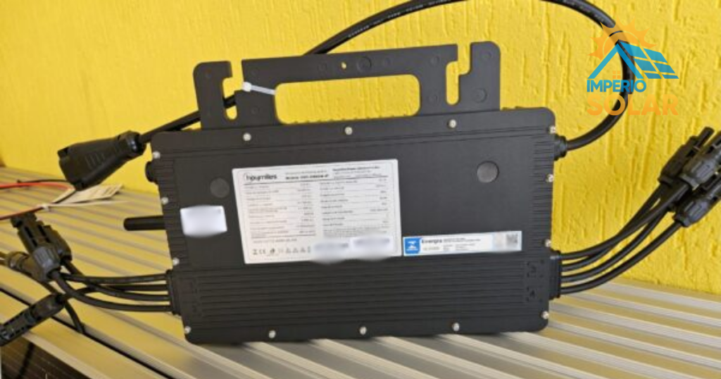 O microinversor Hoymiles HMS-2000DW instalado no telhado: cérebro e coração do sistema solar otimizado do Jardim Brasil.