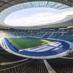 A instalação de mais de 2.400 painéis solares de ponta no estádio da Udinese Calcio, em parceria com o Grupo Blueenergy, está prevista para gerar uma média diária de 3.000 kWh, caminhando para tornar o complexo esportivo parcialmente independente em energia.