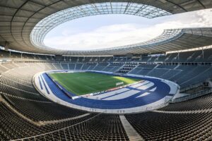 A instalação de mais de 2.400 painéis solares de ponta no estádio da Udinese Calcio, em parceria com o Grupo Blueenergy, está prevista para gerar uma média diária de 3.000 kWh, caminhando para tornar o complexo esportivo parcialmente independente em energia.