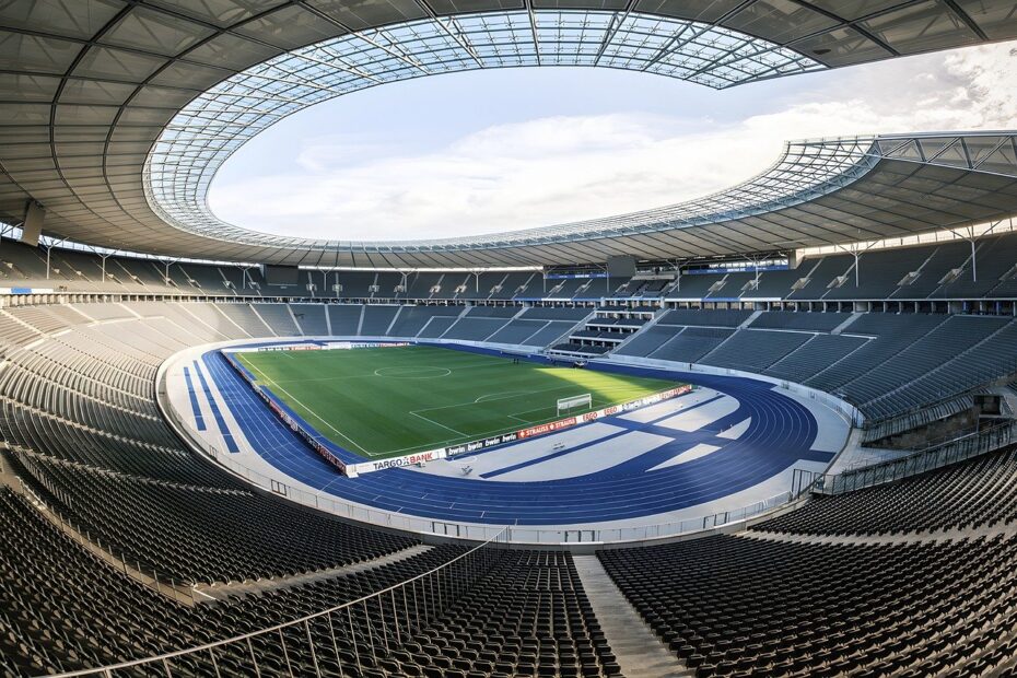A instalação de mais de 2.400 painéis solares de ponta no estádio da Udinese Calcio, em parceria com o Grupo Blueenergy, está prevista para gerar uma média diária de 3.000 kWh, caminhando para tornar o complexo esportivo parcialmente independente em energia.
