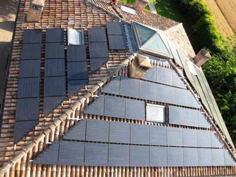 Maximize a eficiência energética com painéis solares triangulares para coberturas complexas. Descubra as vantagens dos painéis solares triangulares e como eles se integram com painéis convencionais para otimizar a geração de energia solar, aproveitando o máximo do espaço do telhado