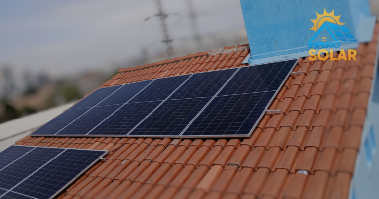 Descubra como um morador do tradicional bairro do Parque da Moóca cortou a conta da Enel SP gerando sua própria energia solar com microinversores.