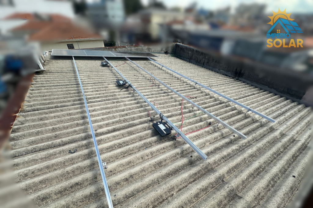 Microinversores instalados no telhado da Salgaderia Quero Mais em Guarulhos