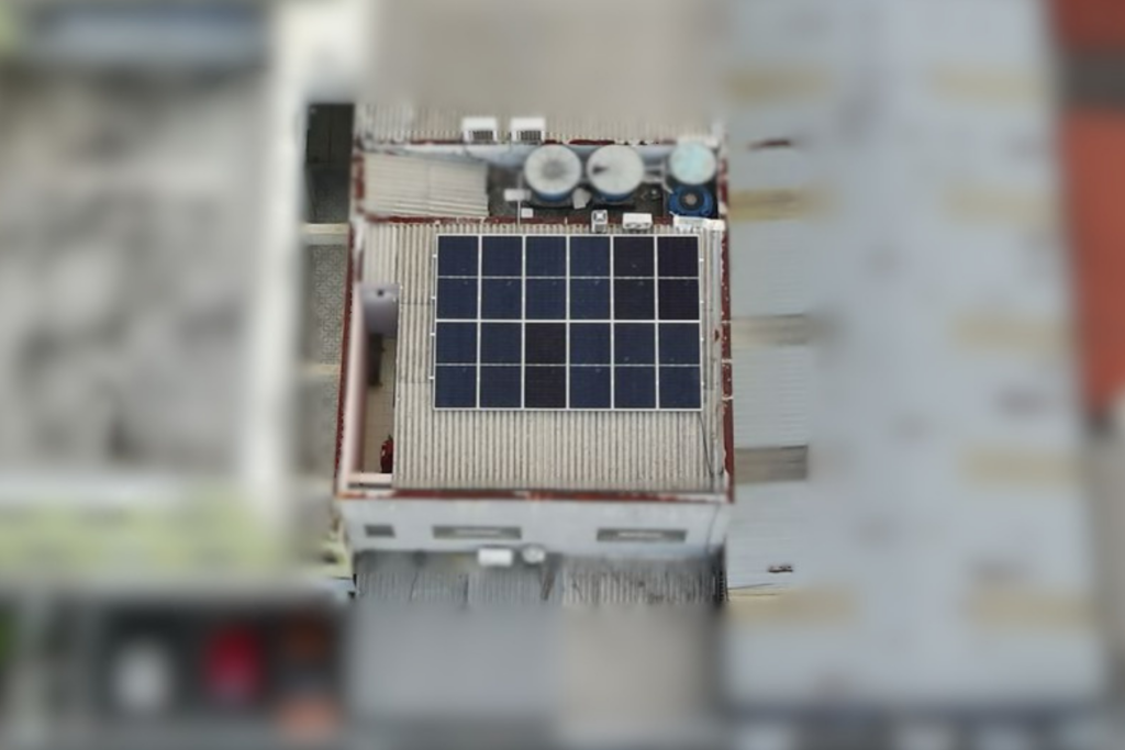 Módulo fotovoltaico full black instalado no telhado da salgaderia