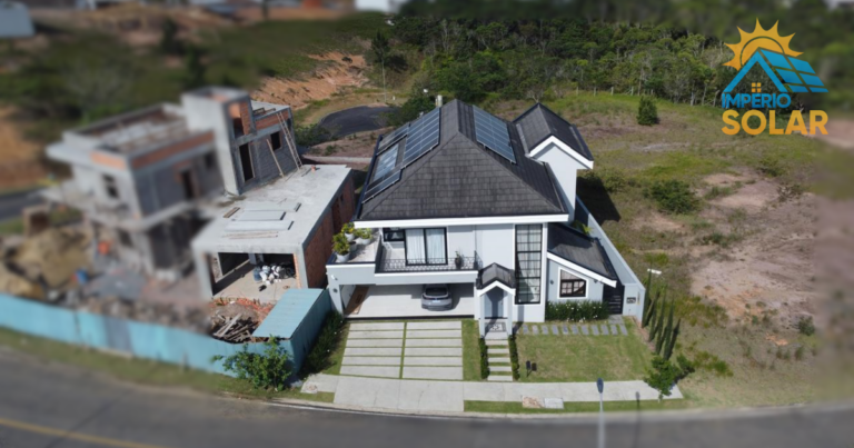 Energia Solar Residencial em Blumenau – Conta de quase R$ 1.000 na CELESC? Essa residência em Blumenau resolveu o problema no telhado