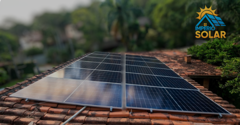Conta de luz de R$ 700/mês nos Alpes da Cantareira em Mairiporã virou passado. Sistema de 8,40 kWp com painéis Helius 700W TopCon e Hoymiles HMS-2000DW-4T gera 870 kWh/mês e paga tudo em 2,6 anos.