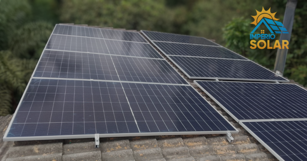 Conta de luz de R$ 700/mês nos Alpes da Cantareira em Mairiporã virou passado. Sistema de 8,40 kWp com painéis Helius 700W TopCon e Hoymiles HMS-2000DW-4T gera 870 kWh/mês e paga tudo em 2,6 anos.
