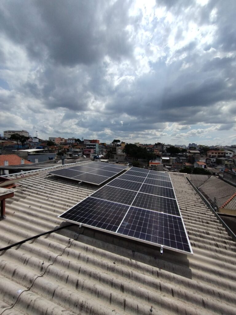 Sistema Solar Residencial em Vila Brasilina – SP | 5,4 kWp com Microinversores Hoymiles
