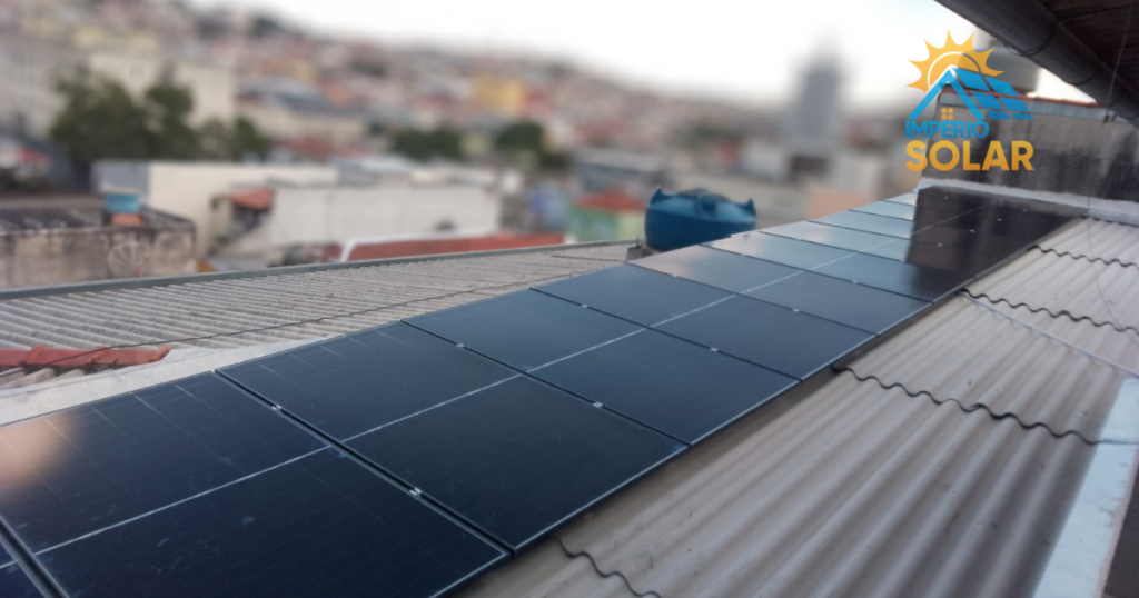 12 painéis Era Solar 700W Bifacial TOPCon instalados em telhado de fibrocimento em Vila Medeiros, Zona Norte de São Paulo SP — microinversores SolaX X1-MICRO 2200 com sombra de árvores e sobrado vizinho