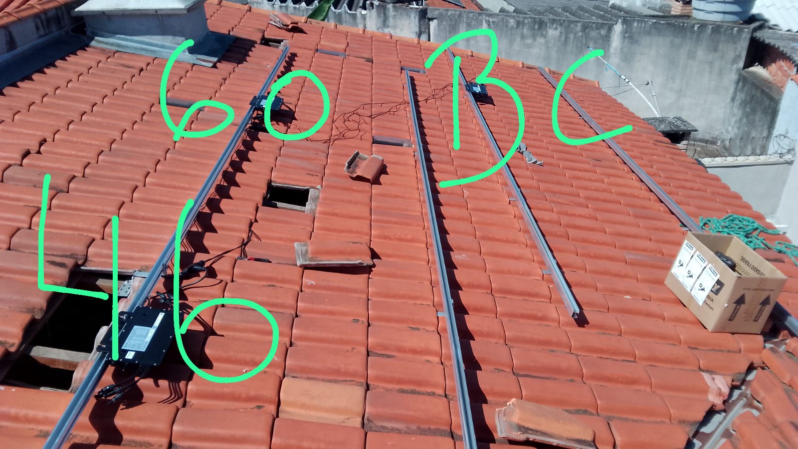 Microinversores Hoymiles HMS-2000DW instalados no projeto solar residencial n2859 no Parque Edu Chaves, São Paulo