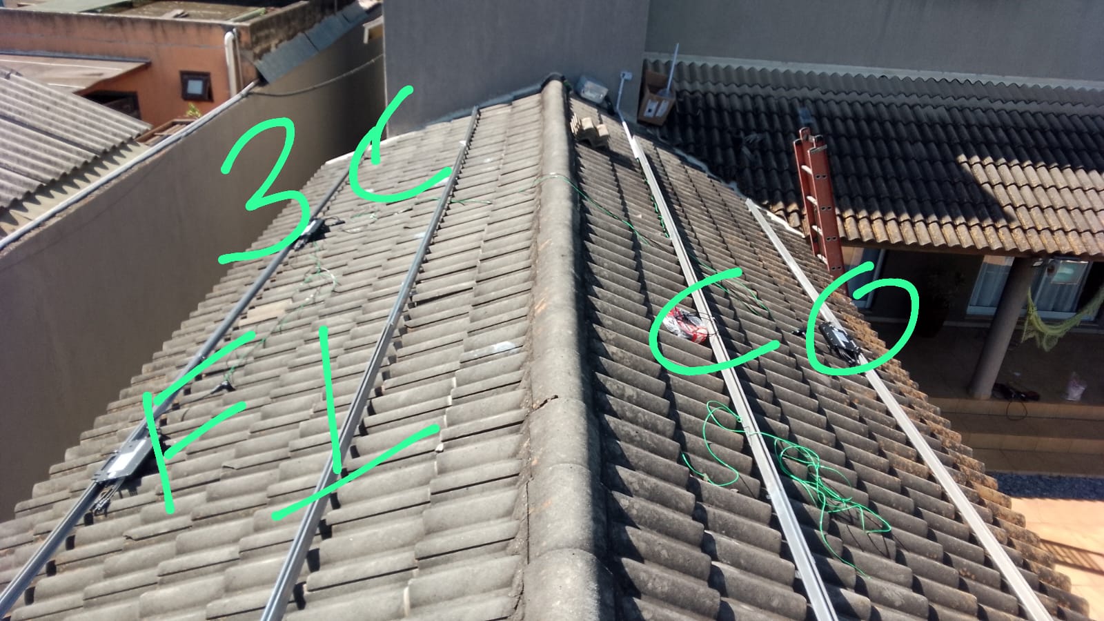 Microinversores Hoymiles HMS-2000DW instalados no projeto solar residencial n2884 no condomínio Terras de Itaici, Indaiatuba/SP