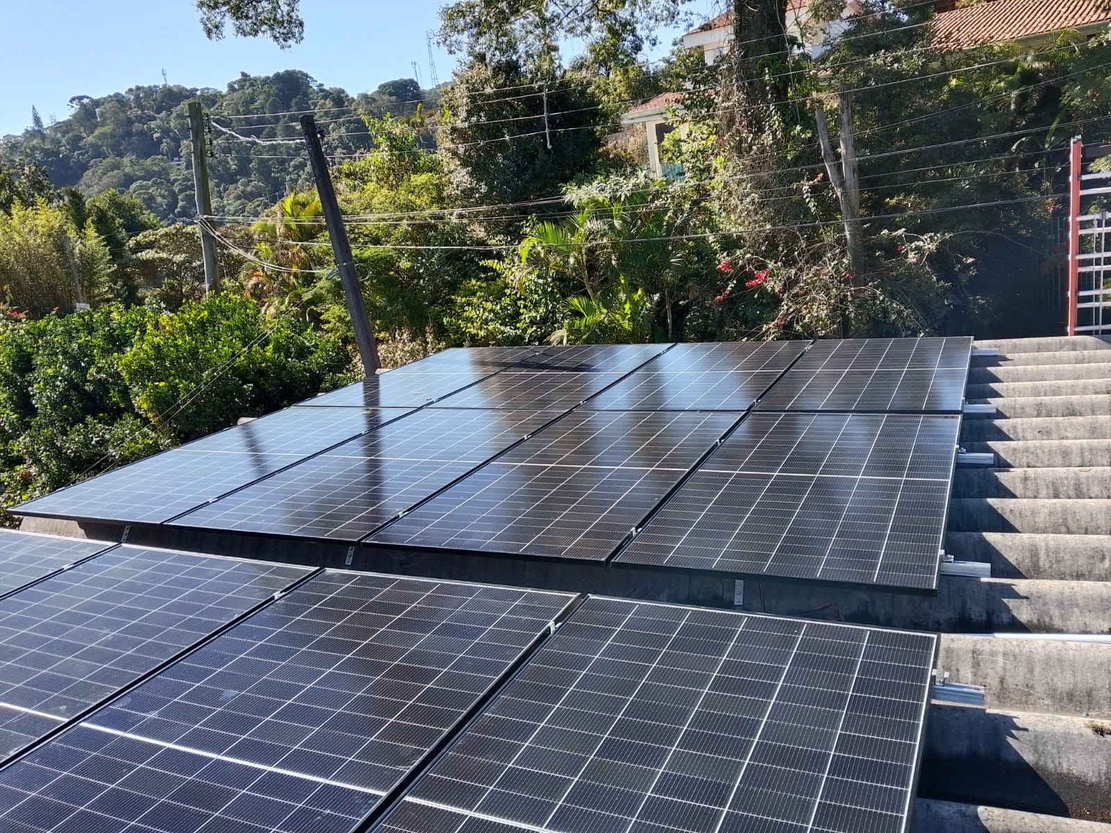 Módulos fotovoltaicos bifaciais RONMA 590W instalados no telhado da residência na Serra da Cantareira – projeto n3038, Mairiporã/SP