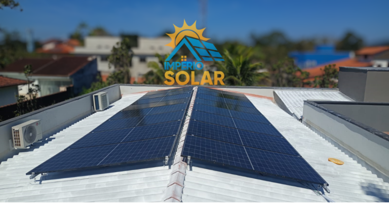 Módulos fotovoltaicos bifaciais RONMA 590W Black Frame instalados no telhado de fibrocimento do Condomínio Morada da Praia, Bertioga/SP