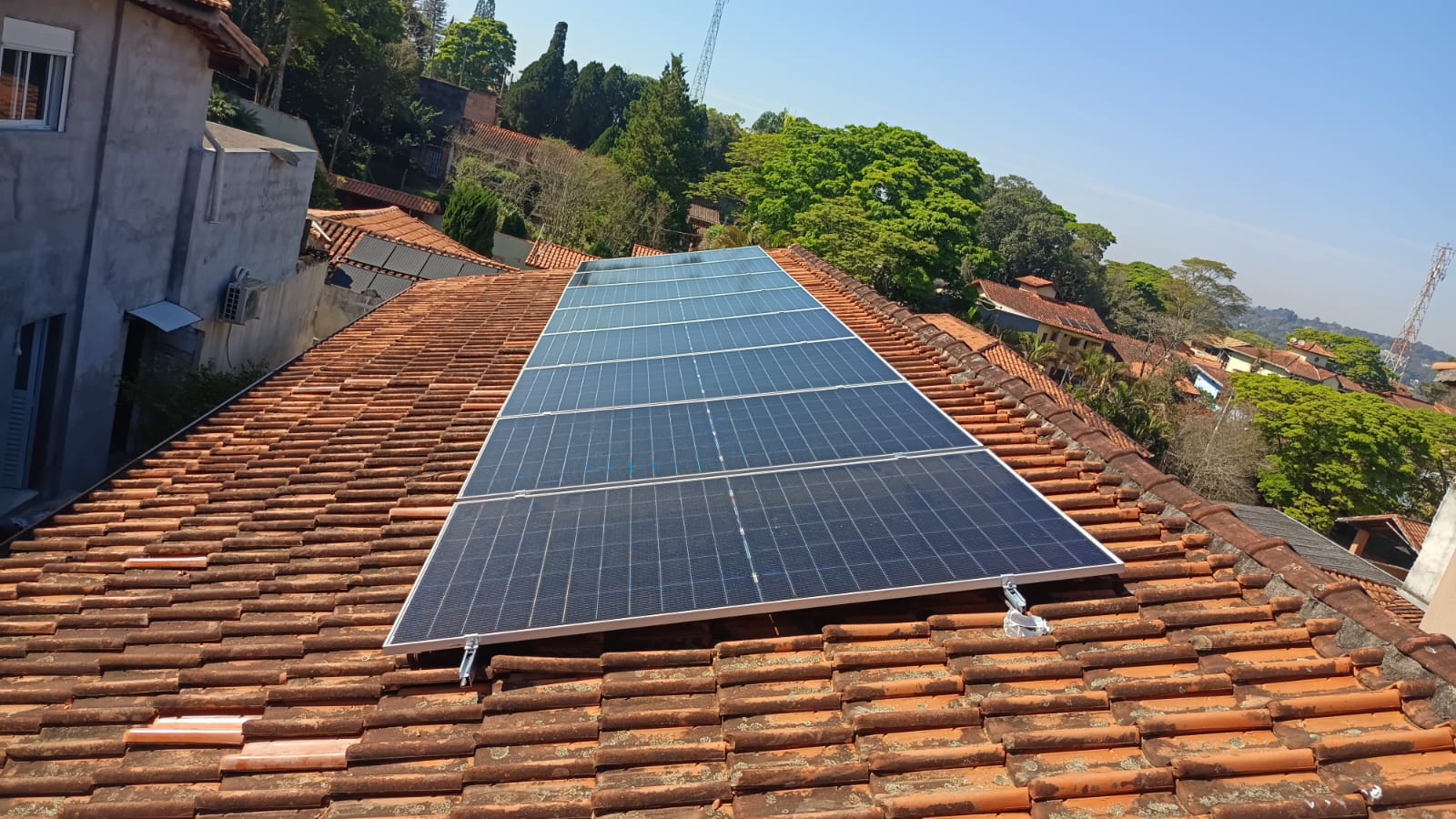 Módulos bifaciais TCL Solar 710W instalados em telhado cerâmico com orientação noroeste em Vargem Grande Paulista/SP — projeto n3100