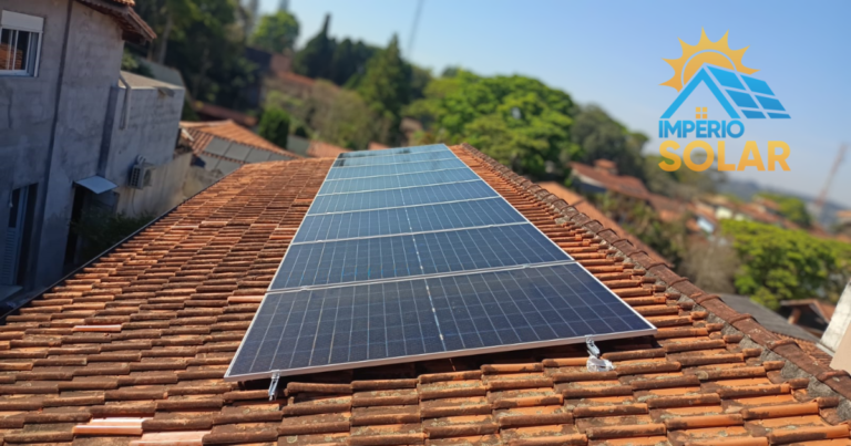 Módulos bifaciais TCL Solar 710W instalados em telhado cerâmico com orientação noroeste — condomínio em Vargem Grande Paulista/SP